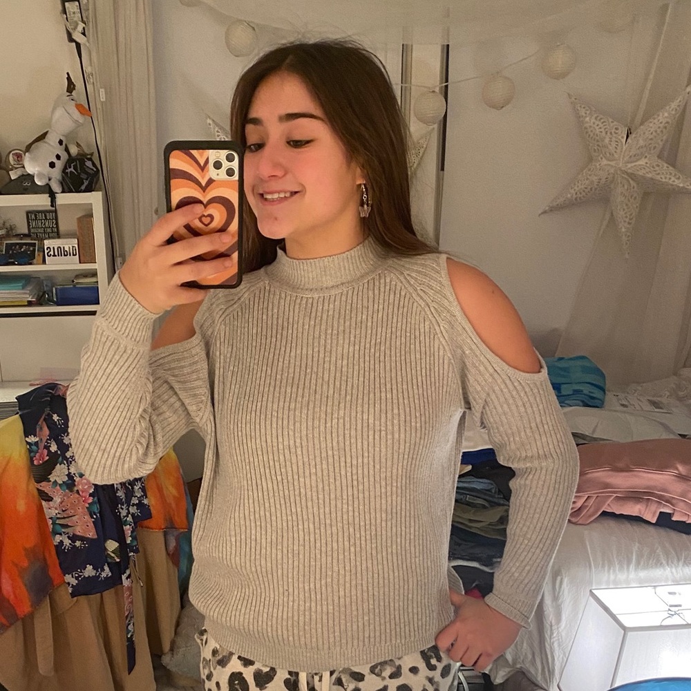 Shoulder cutout grey knit scarf